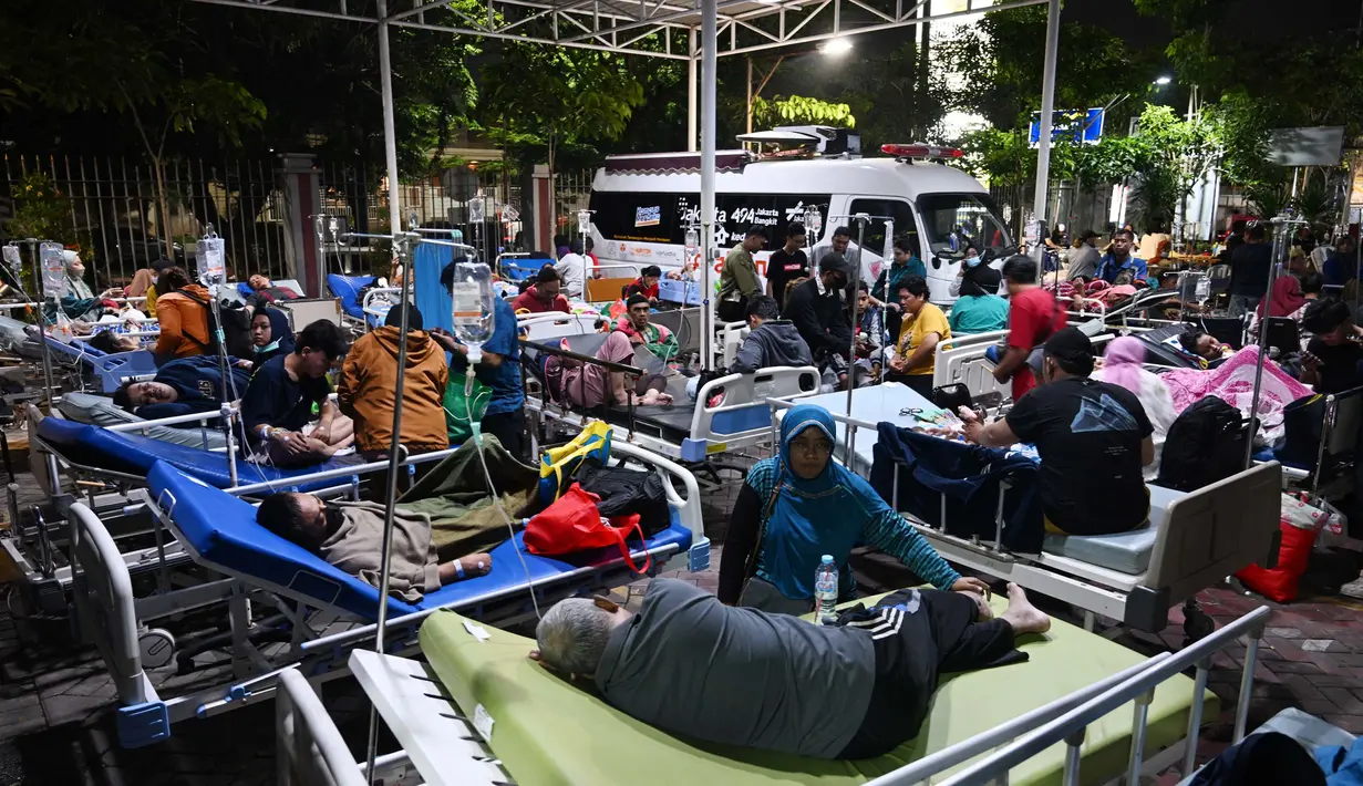 Para pasien menerima perawatan medis setelah dievakuasi dari rumah sakit Universitas Airlangga di Surabaya pada tanggal 22 Maret 2024. (JUNI KRISWANTO/AFP)