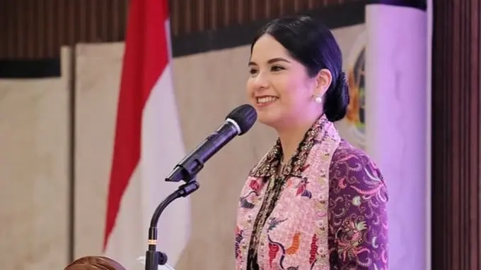 Gaya Humble Elegan Annisa Pohan Bertemu IKAWATI Jatim, Tampil Formal dengan Batik dan Tas Rp33jutaan