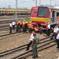 Sejumlah Petugas saat mengevakuasi gerbong kereta yang anjlok di jalur kereta api manggarai, Jakarta, Selasa (27/10/2015). Para Penumpang berhamburan turun  menyelamatkan diri. (Liputan6.com/Gempur M Surya)