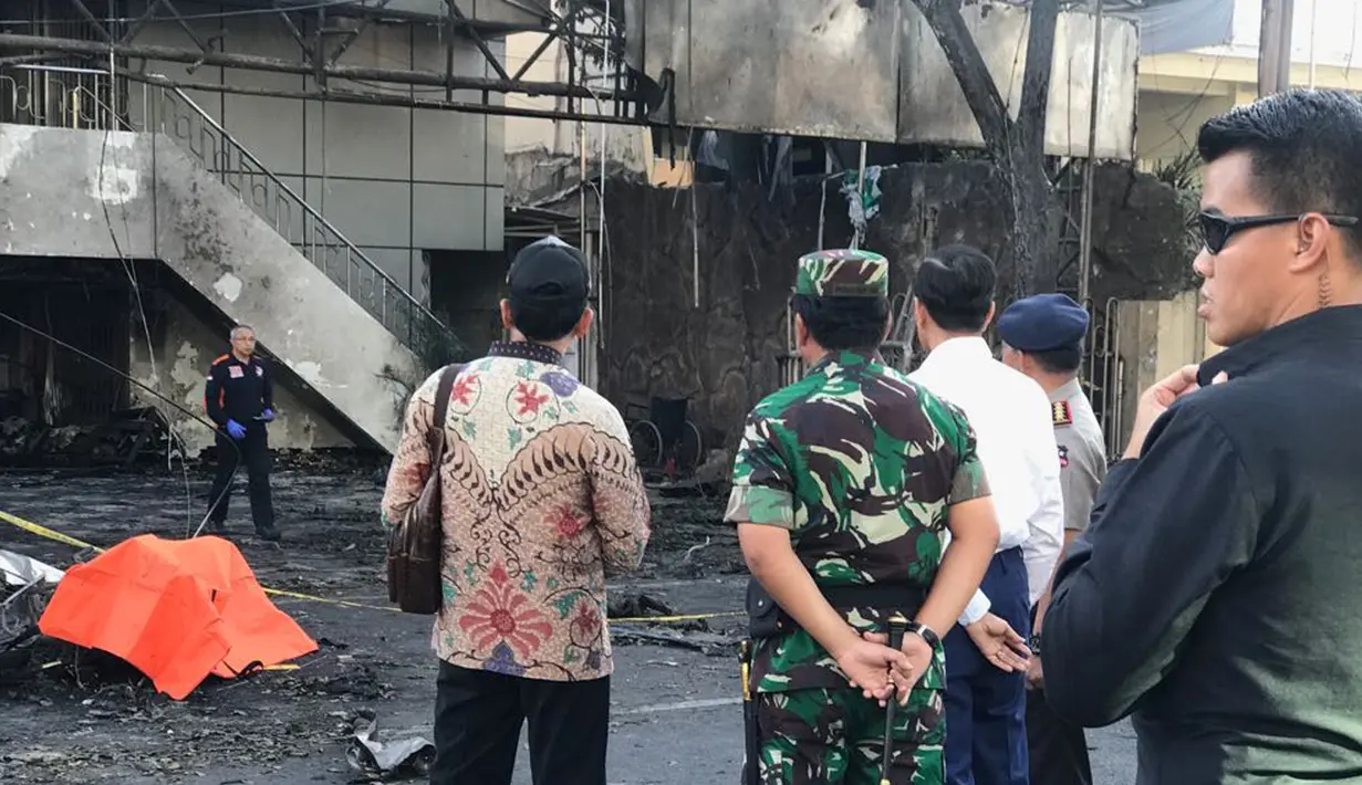Presiden Joko Widodo (Jokowi) meninjau bangunan Gereja Kristen Indonesia yang menjadi lokasi ledakan bom di Jalan Arjuna, Surabaya, Minggu (13/5). Di gereja ini, Jokowi memantau kondisi gereja yang masih porak poranda. (Liputan6.com/Istimewa)