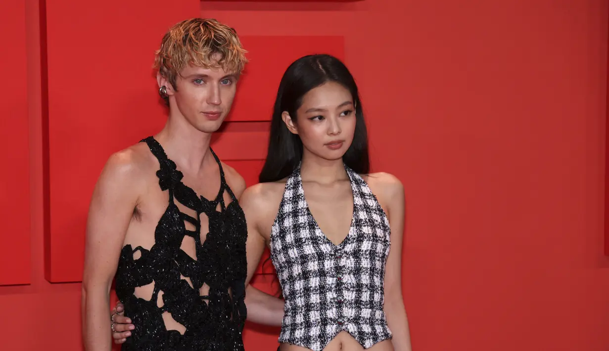 Jennie Blackpink dan Troye Sivan berpose bersama di acara after party 76th international film festival, Cannes, serial HBO, The Idol. (Photo: Vianney Le Caer/Invision/AP)