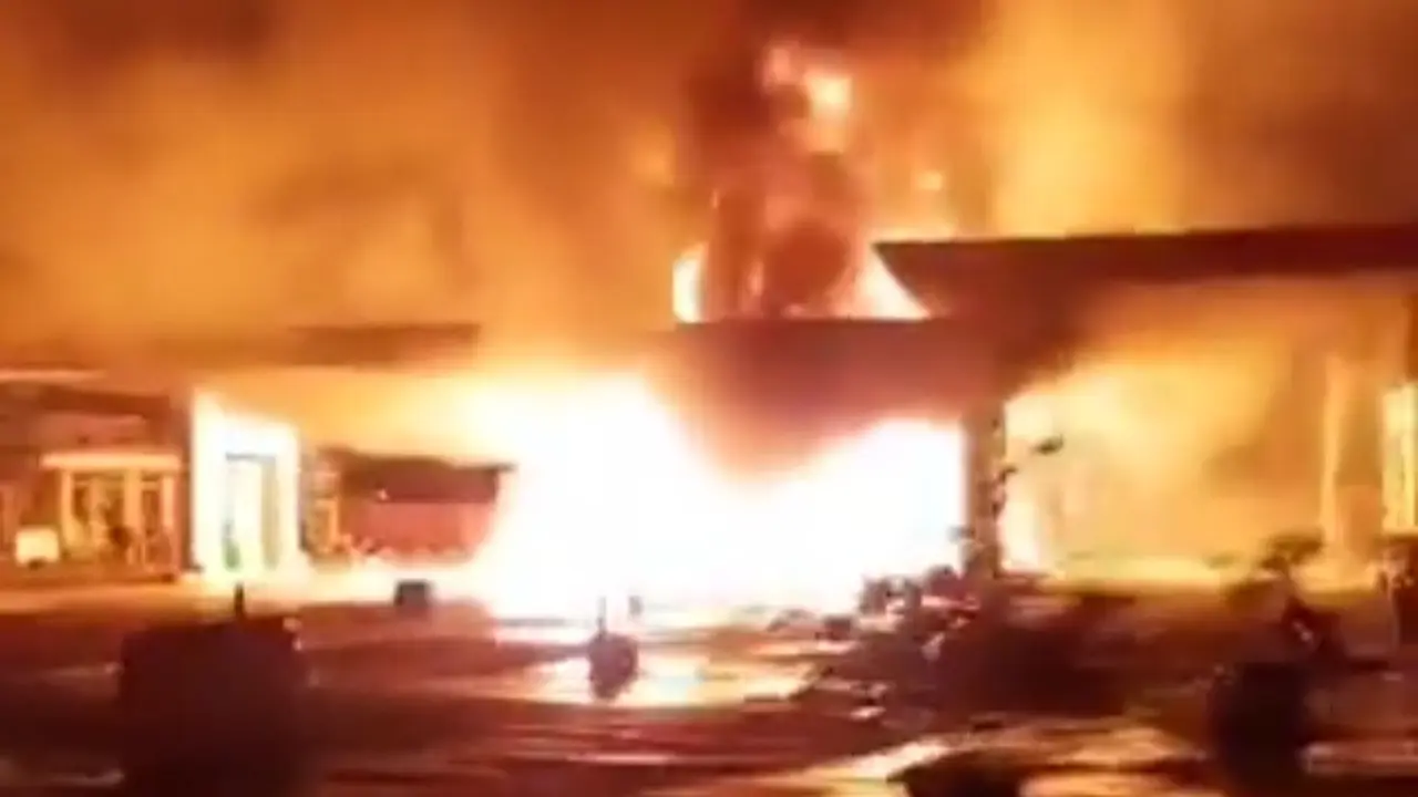 Truk BBM milik PT Pertamina (Persero) terbakar hebat di SPBU di wilayah Gandongan, Kabupaten Bogor. Kebakaran itu terjadi pada Senin, 11 Maret 2024, pagi.