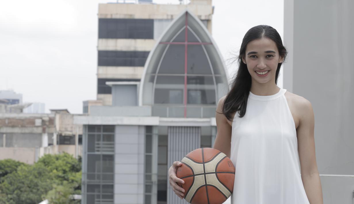 Awalnya, olahraga pertama yang dimainkan Hele bukan basket, melainkan bulutangkis. Itu ketika masih duduk di kelas 1 SD. (Bola.com/Reza Bachtiar)