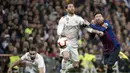 Ramos dan Messi terakhir kali berhadapan sebagai lawan pada Oktober 2020 lalu. Ramos membawa Madrid menang 3-1 atas Barcelona. Ramos mencetak satu gol ke gawang Barcelona lewat eksekusi penalti. (Foto: AFP/Curto De La Torre)