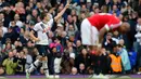 Gelandang Tottenham, Erik Lamela melakukan selebrasi usai mencetak gol kegawang MU pada lanjutan liga Inggris di stadion White Hart Lane, London, (10/4). Tottenham menang telak atas MU dengan skor 3-0. (Reuters/Eddie Keogh)