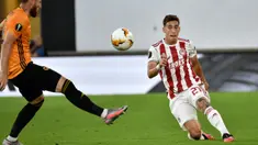 Bek Olympiakos, Kostas Tsimikas (kanan) mengumpan bola saat bertanding melawan Wolves pada leg kedua babak 16 besar Liga Europa di Molineux Stadium, Wolverhampton, Inggris, (6/8/2020). Tsimikas resmi direkrut Liverpool dengan biaya mencapai 11,7 juta pound sterling. (AP Photo/Rui Vieira)