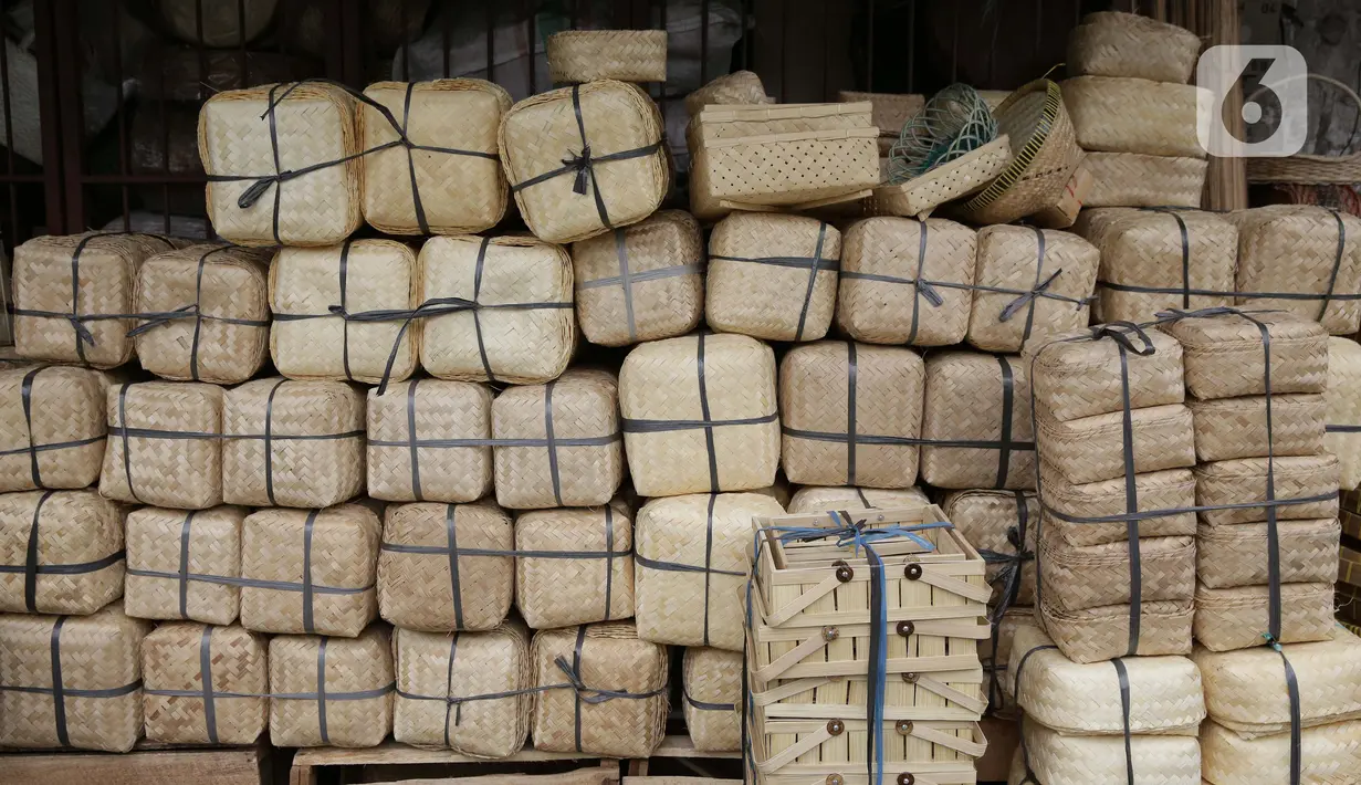 Besek  bambu di jual di Pasar Jatinegara, Jakarta, Kamis (1/7/2021). Menurut pedagang, penjualan besek untuk daging kurban jelang Idul Adha 2021 diharapkan mengalami peningkatan, mengingat kebijakan Pemprov DKI melarang penggunaan kantong plastik sekali pakai. (Liputan6.com/Faizal Fanani)