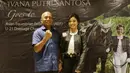 Atlet berkuda Indonesia, Ivana Putri Santosa, bersama pelatihnya, James Momongan saat konpers di FX Sudirman, Jumat (8/11). Ivana mendapat kesempatan untuk tampil pada Asian Equestrian Federation (AEF) di Qatar pada 2020. (Bola.com/M Iqbal Ichsan)