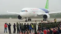 Jet penumpang C919 buatan China mendarat usai melalukan penerbangan pertamanya di Bandara Internasional Pudong di Shanghai (5/5). C919 adalah jet penumpang yang dirancang agar bisa menyaingi Boeing B737 dan Airbus A320. (AFP Photo/STR/China Out)