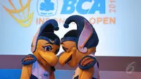 Dua orang petugas mengenakan maskot BCA Indonesia Open Series Premier 2015, Jakarta, Senin (25/5/2015). Burung Garuda menjadi pilihan untuk dijadikan maskot dalam kejuaraan bulutangkis tersebut . (Liputan6.com/Herman Zakharia)