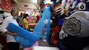 Pedagang kain bahan melayani pembeli di Pasar Tanah Abang, Jakarta, Rabu (18/5/2022). Kementerian Perindustrian memproyeksikan industri tekstil dan produk tekstil (TPT) bakal tumbuh 3,5 persen pada semester I/2022. (Liputan6.com/Angga Yuniar)
