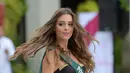 Kontestan Miss Earth 2018, Telma Madeira dari Portugal berpose dalam balutan baju renang selama presentasi pers di Manila, Filipina, Kamis (11/10). Malam final kontes Miss Earth 2018 ini akan digelar pada 3 November mendatang. (TED ALJIBE / AFP)