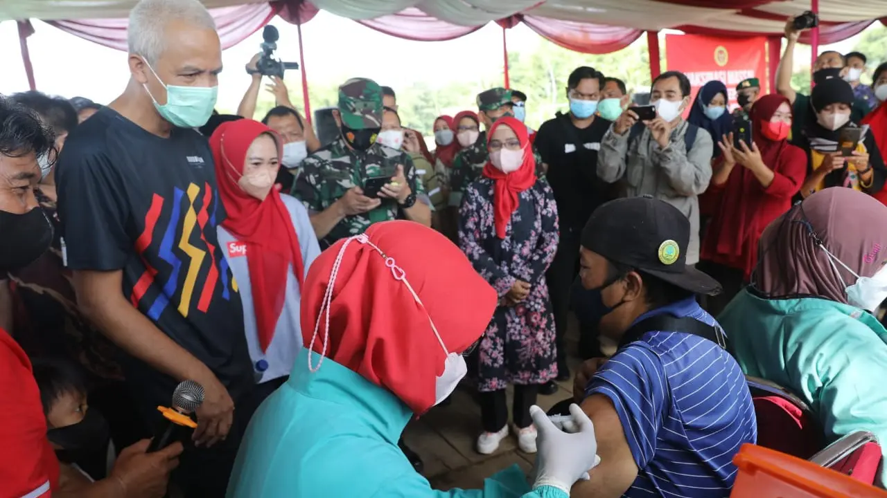 Foto Gubernur Jawa Tengah Ganjar Pranowo Bersama Istrinya Siti Atikoh