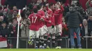 Gelandang Manchester United, Scott McTominay (kanan) bersorak dengan rekan setimnya setelah mencetak gol ke gawang Aston Villa pada pertandingan putaran ketiga Piala FA di stadion Old Trafford di Manchester, Inggris, Selasa (11/1/2022). MU menang atas Aston Villa 1-0. (AP Photo/Jon Super)