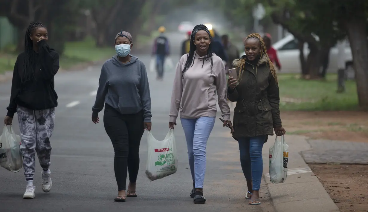 Mahasiswa Universitas Teknologi Tshwane kembali ke tempat tinggal mereka di Pretoria, Sabtu (27/11/2021). Saat dunia bergulat dengan munculnya varian baru COVID, para ilmuwan di Afrika Selatan —tempat Omicron diidentifikasi— berjuang memerangi penyebarannya ke seluruh negeri (AP Photo/Denis Farrell)