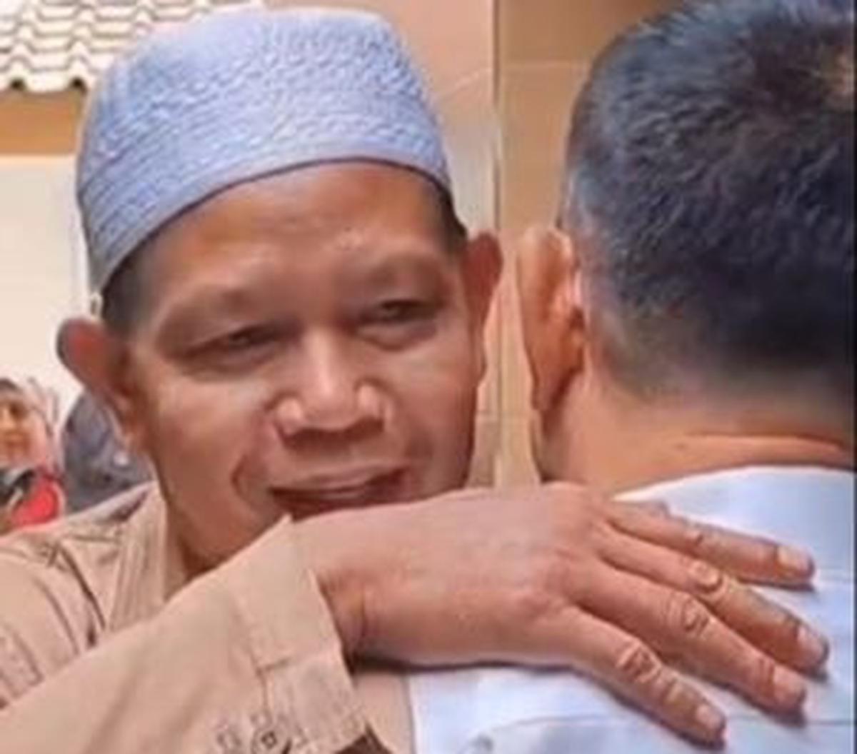 Jenderal TNI (Purn) Dudung Abdurachman belum lama ini bertemu dengan tukang pijit favoritnya. <br><br>"Ini tukang urut saya," ungkap Dudung dalam video. <br>