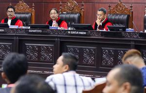 Ketua Mahkamah Konstitusi (MK), Suhartoyo (tengah hadap lensa) memimpin sidang perdana perselisihan hasil pemilihan Pilkada 2024 untuk panel 2 di Gedung Mahkamah Konstitusi, Jakarta, Rabu (8/1/2025). (Liputan6.com/Herman Zakharia)