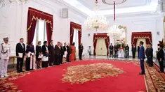 Suasana saat Presiden Jokowi menerima surat kepercayaan dari 11 Dubes Luar Biasa dan Berkuasa Penuh (LBBP), Jakarta, Rabu (4/4). Penyerahan ini menandai dimulainya penugasan resmi dari para dubes di Indonesia. (Liputan6.com/Pool/Biro Pers Setpres)
