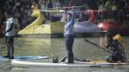 Menteri Kelautan dan Perikanan, Susi Pudjiastuti, menyapa penonton saat bermain paddle board di Danau Sunter, Jakarta, Minggu (25/2/2018). Kegiatan ini dilakukan dalam rangka Festival Danau Sunter. (Bola.com/Okie Prabhowo)
