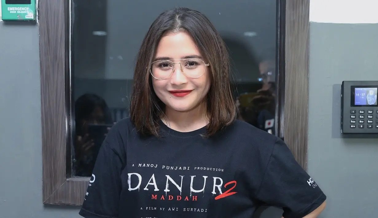 "Kata dia dulu teman-temannya pada suka sama aku puji aku cantik, tapi sekarang udah main film Danur udah nggak puji lagi aku cantik gara-gara katanya aku seram," kata Prilly Latuconsina. (Nurwahyunan/Bintang.com)