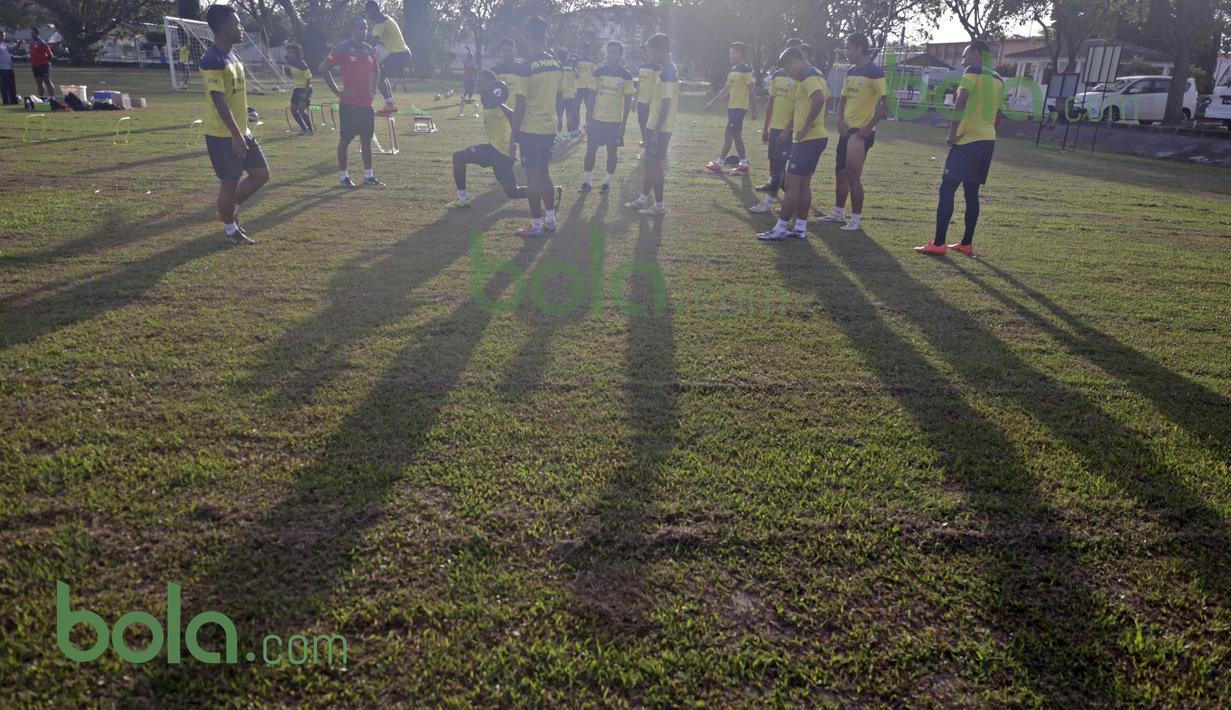 Para pemain Penang FA tengah berlatih di Lapangan USM, Penang, Malaysia, Minggu (31/01/2016). (Bola.com/Nicklas Hanoatubun)
