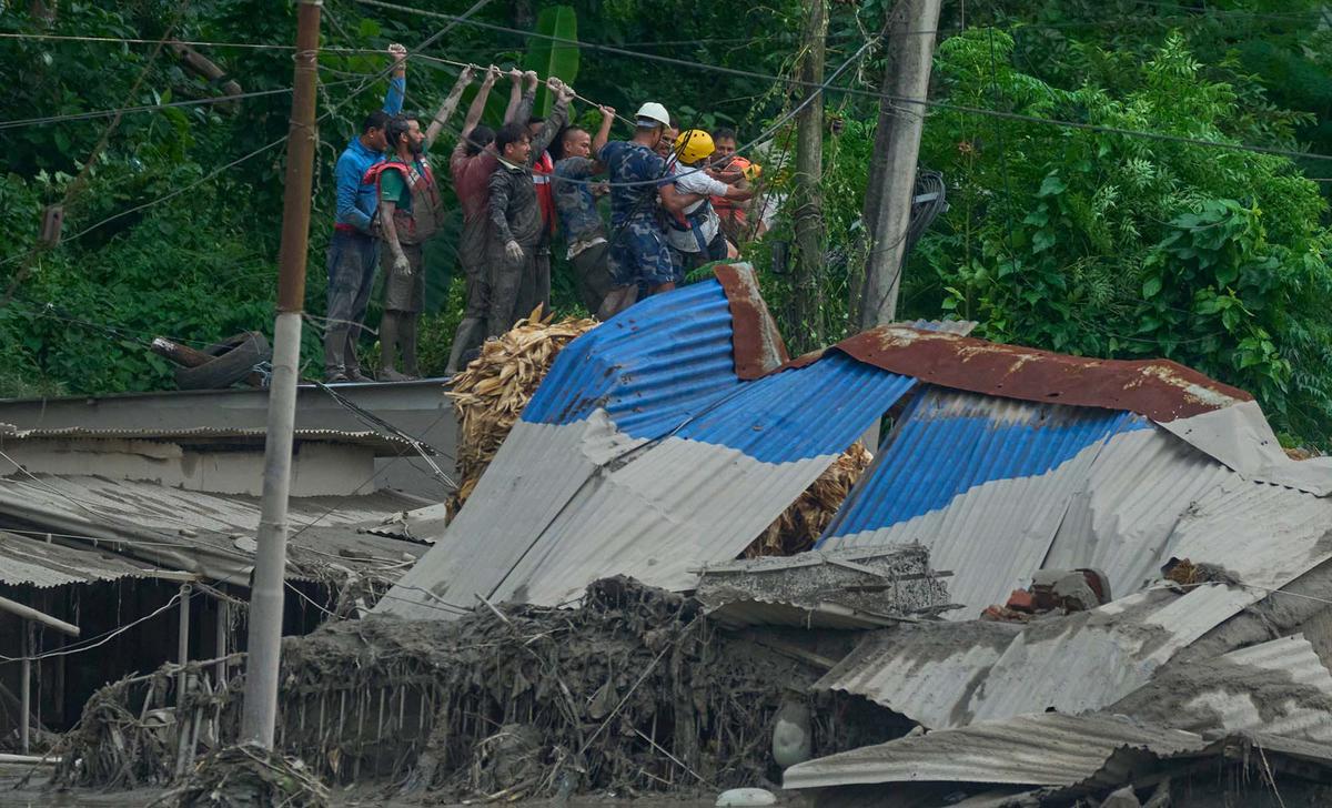 Helikopter Evakuasi Korban Banjir Bandang di Nepal