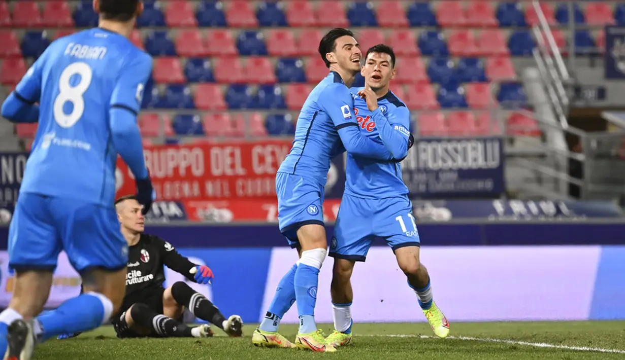 Pemain Napoli Hirving Lozano (kanan) melakukan selebrasi usai mencetak gol ke gawang Bologna pada pertandingan sepak bola Liga Italia di Stadion Renato Dall'Ara, Bolgona, Italia, 17 Januari 2022. Napoli menang 2-0. (Massimo Paolone/dpa via AP)