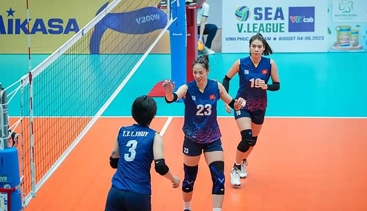 <p>Selebrasi pemain Timnas bola voli putri Vietnam, Dinh Thi Tra Giang (tengah) setelah mencetak poin saat menghadapi Indonesia pada laga putaran pertama SEA V League 2023 di Vinh Phuc Gymnasium, Hanoi, Vietnam, Sabtu (5/8/2023). Vietnam menang 3-1 (25-20, 25-17, 23-25, 25-18) atas Indonesia. (Dok. SEA V League 2023)</p>