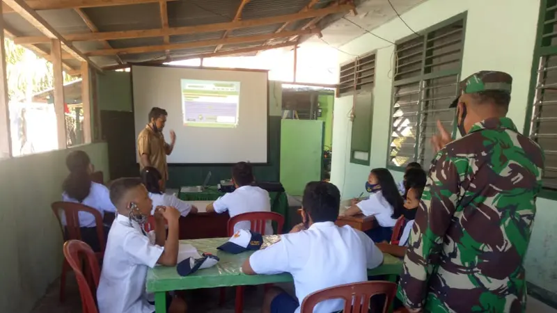 Para siswa di Kabupaten Kepulauan Sitaro mengikuti proses pembelajaran daring dengan fasilitas yang disiapkan pihak Koramil Tagulandang.