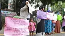 Kaum ibu yang tergabung dalam Emak-Emak Indonesia membentangkan poster saat menggelar aksi di depan Gedung Polda Metro Jaya, Jakarta, Minggu (29/9/2019). Mereka mengecam tindakan represif aparat terhadap mahasiswa dan pelajar dalam demonstrasi 23-25 September 2019. (Liputan6.com/Herman Zakharia)