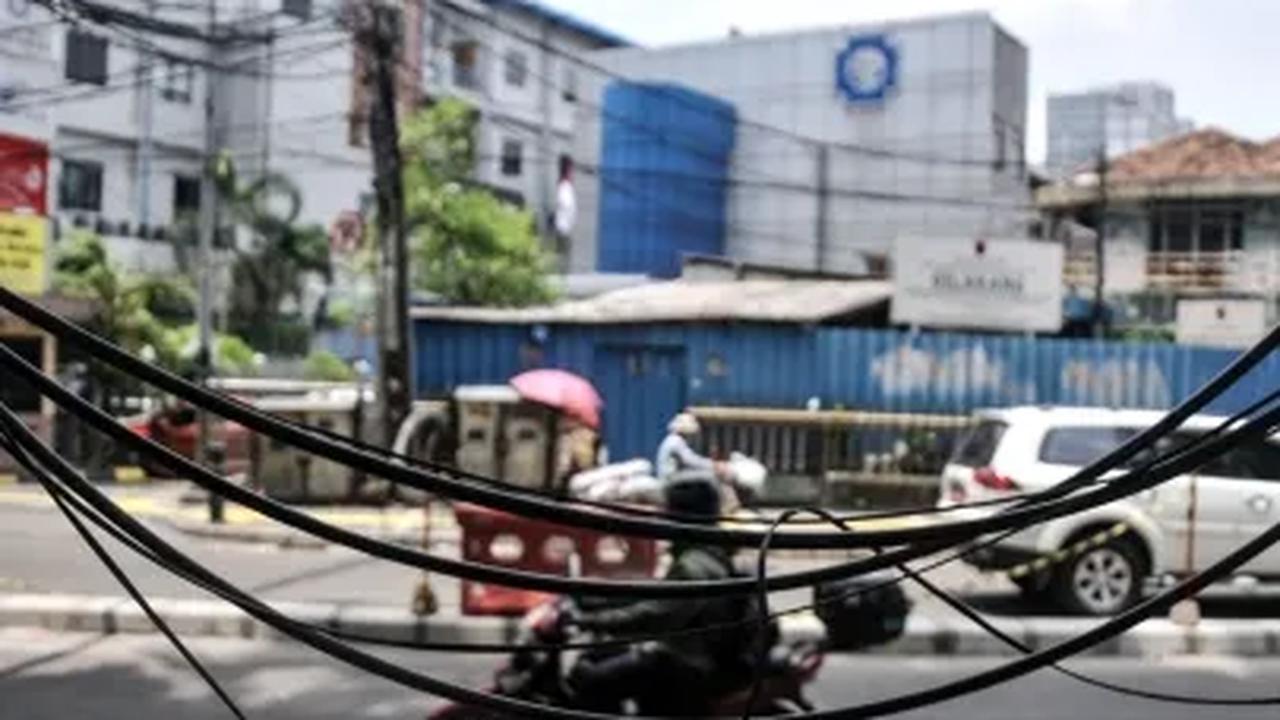 Lebih lanjut, Nurhasan juga mendorong Pemprov DKI Jakarta meningkatkan fungsi pengawasan terhadap para pengelola SJUT di Jakarta. Mengingat, masih banyak kabel semerawut milik berbagai perusahaan operator yang belum dirapikan.