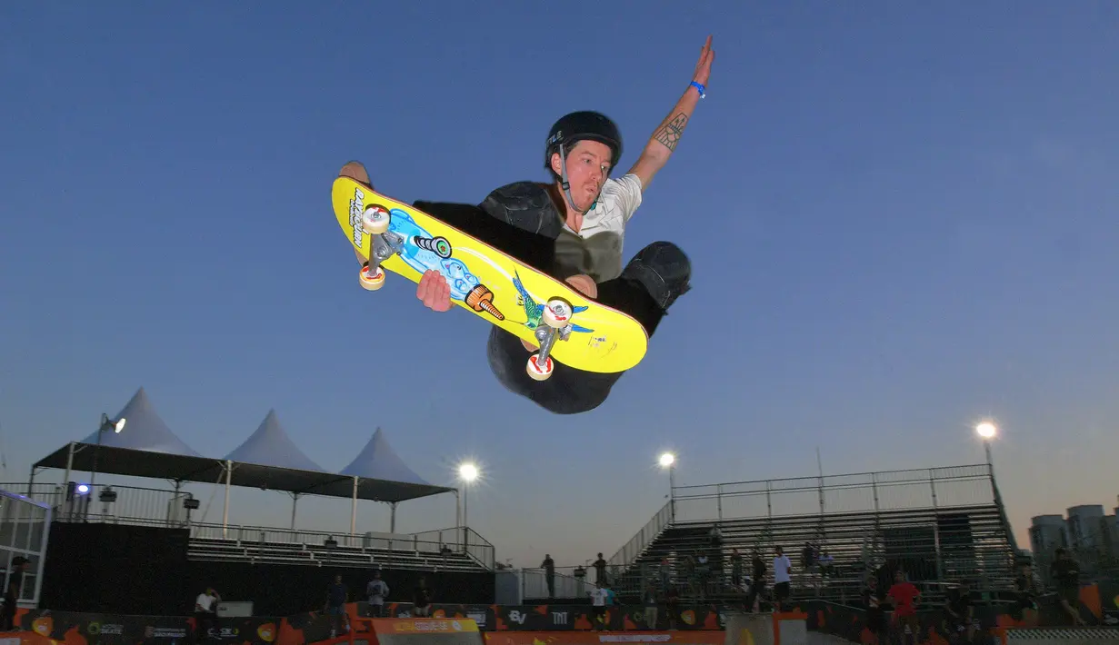 Snowboarder Shaun White berlatih skateboard di World Park Skateboarding Championship di Sao Paulo, Brasil, Senin (9/9/2019). Snowboarder gaya bebas peraih tiga medali emas Olimpiade tersebut memutuskan untuk bersaing secara profesional di skateboarding. (Carl De Souza/AFP)