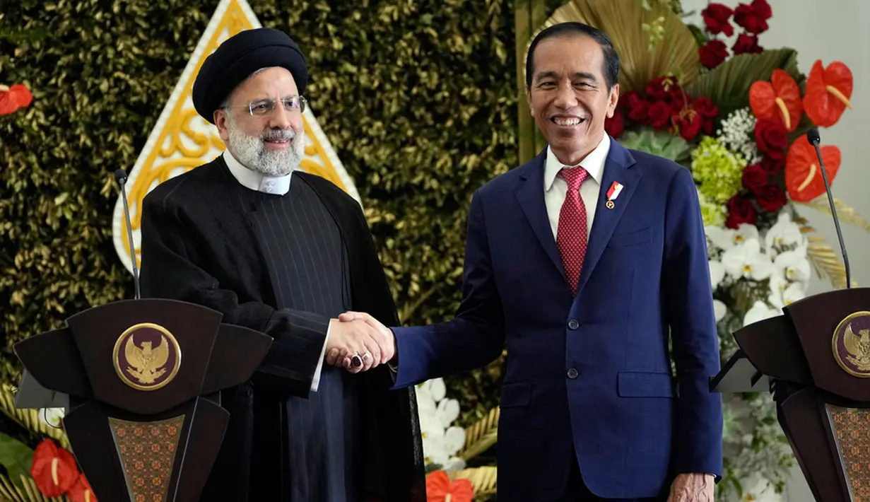 Setelah saling memperkenalkan delegasi dan para menterinya, kedua pemimpin negara melangsungkan sesi foto bersama dan penandatangan buku tamu. (AP Photo/Achmad Ibrahim)