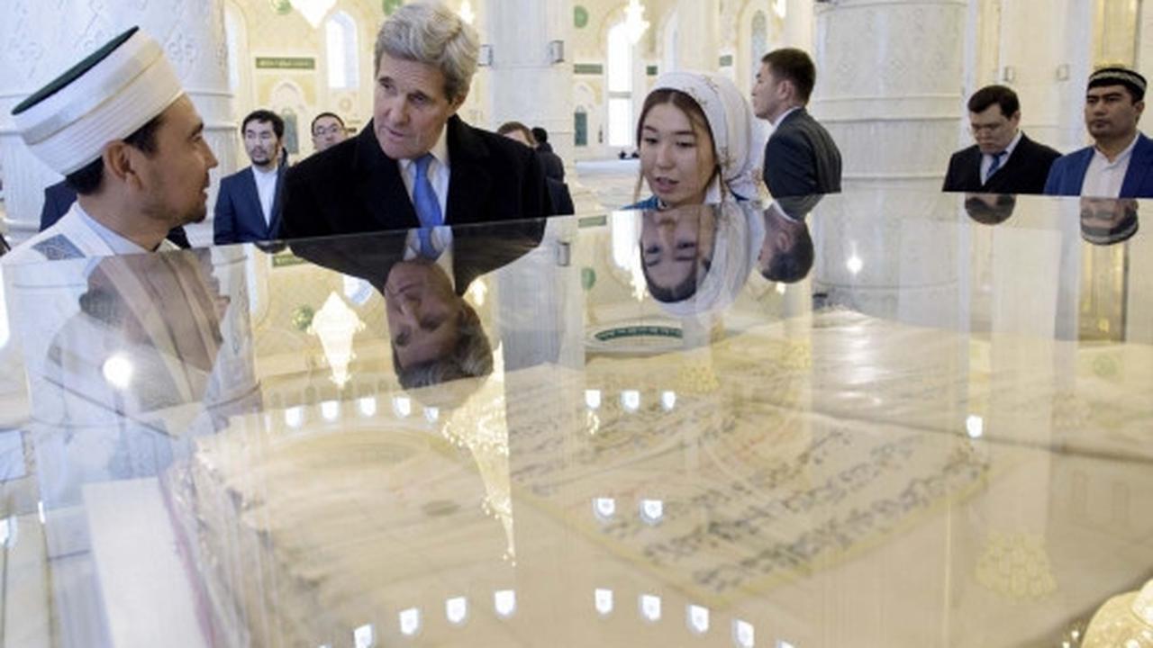 Menlu AS John Kerry berkunjung ke masjid pakai sepatu