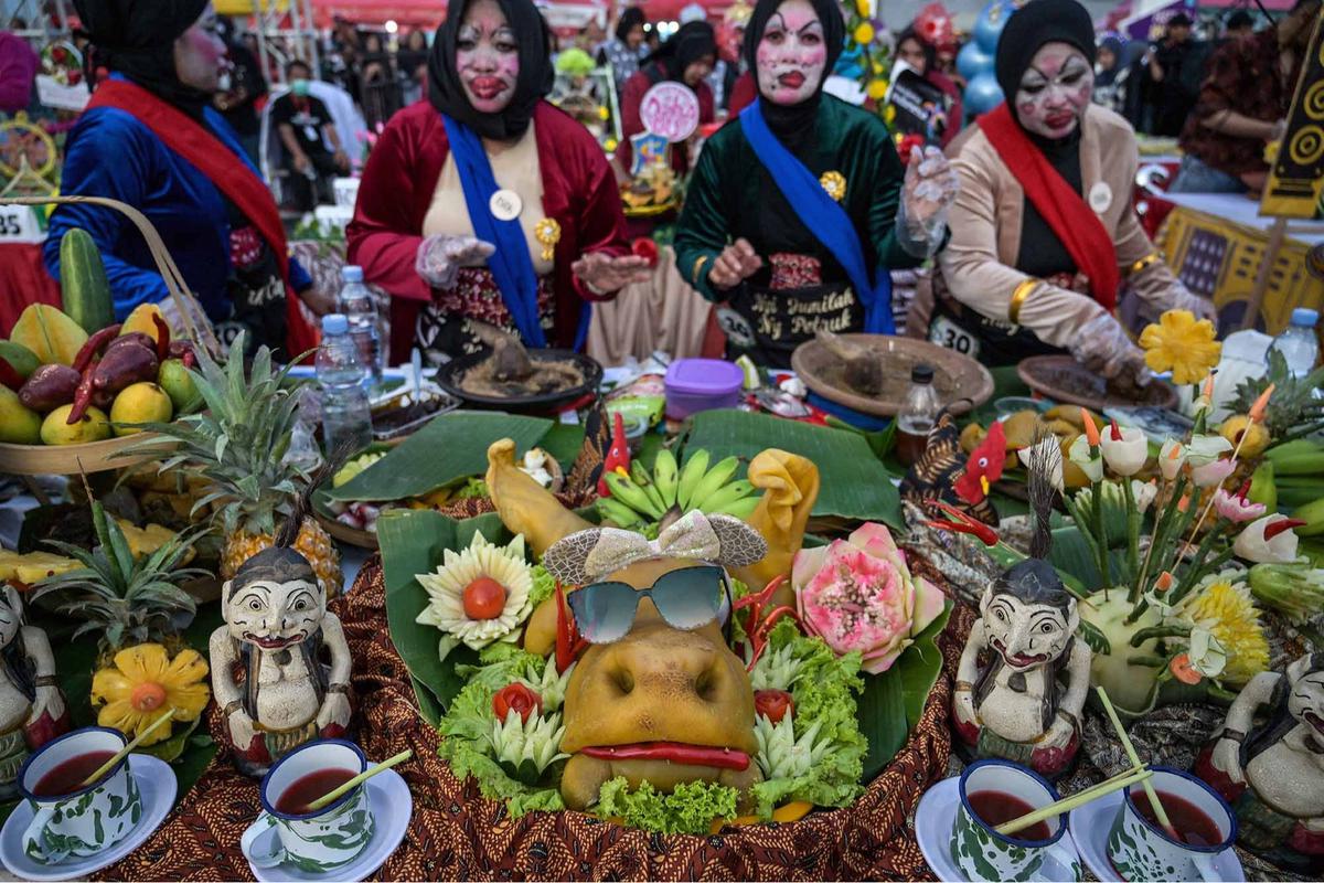 FOTO: Keseruan Warga Kota Surabaya Dengan Aneka Kostum Unik Mengikuti Festival Rujag Uleg