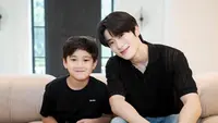 Kehadiran member NCT DoJaeJung alias Doyoung, Jaehyun, Jungwoo ke rumah baru Raffi Ahmad dan Nagita Slavina baru-baru ini ramai jadi perbincangan publik. [Foto: IG/raffinagita1717].