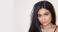 Gara-Gara Ciuman Pertama, Kylie Jenner Ubah Bentuk Bibir