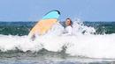 Surfer dari penjuru dunia datang berbondong-bondong untuk merasakan gulungan ombak Bali. Termasuk di Pantai Seminyak ini. (Bola.com/M iqbal Ichsan)