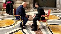 Dalam foto yang dirilis oleh Kantor Kepresidenan Ukraina, Presiden Ukraina Volodymyr Zelenskyy (kanan) dan mantan Presiden AS Donald Trump tampak berbincang di sela menghadiri pemakaman Paus Fransiskus di Vatikan, Sabtu (26/4/2025). (Dok. Kantor Pers Kepresidenan Ukraina via AP)&nbsp;