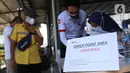 Petugas memeriksa Surat Tanda Registrasi Pekerja (STRP) bagi penumpang di Stasiun Tangerang, Banten, Senin (12/7/2021). Hari pertama penerapan STRP, masih ada warga yang tidak mengetahui persyaratan tersebut hingga membuat penumpang KRL menurun sekitar 30 persen. (Liputan6.com/Angga Yuniar)