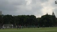 Timnas Indonesia menggelar latihan di Lapangan A kawasan Stadion Utama Gelora Bung Karno (SUGBK), Jakarta, Senin (15/1/2018). (Liputan6.com/Muhammad Adi Yaksa)