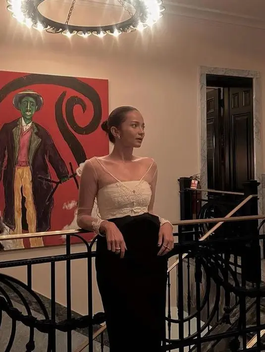 <p>Enzy Storia menciptakan look yang elegan dan trendy lewat padu padan kebaya transparan, bandeau top, dan long pants hitam. [@enzystoria]</p>