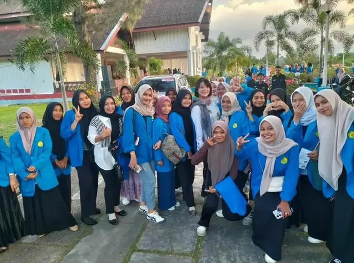 Isi Acara di Kampus Aceh, Ini 7 Potret Leony saat Berkerudung Ditemani Pacar Bule