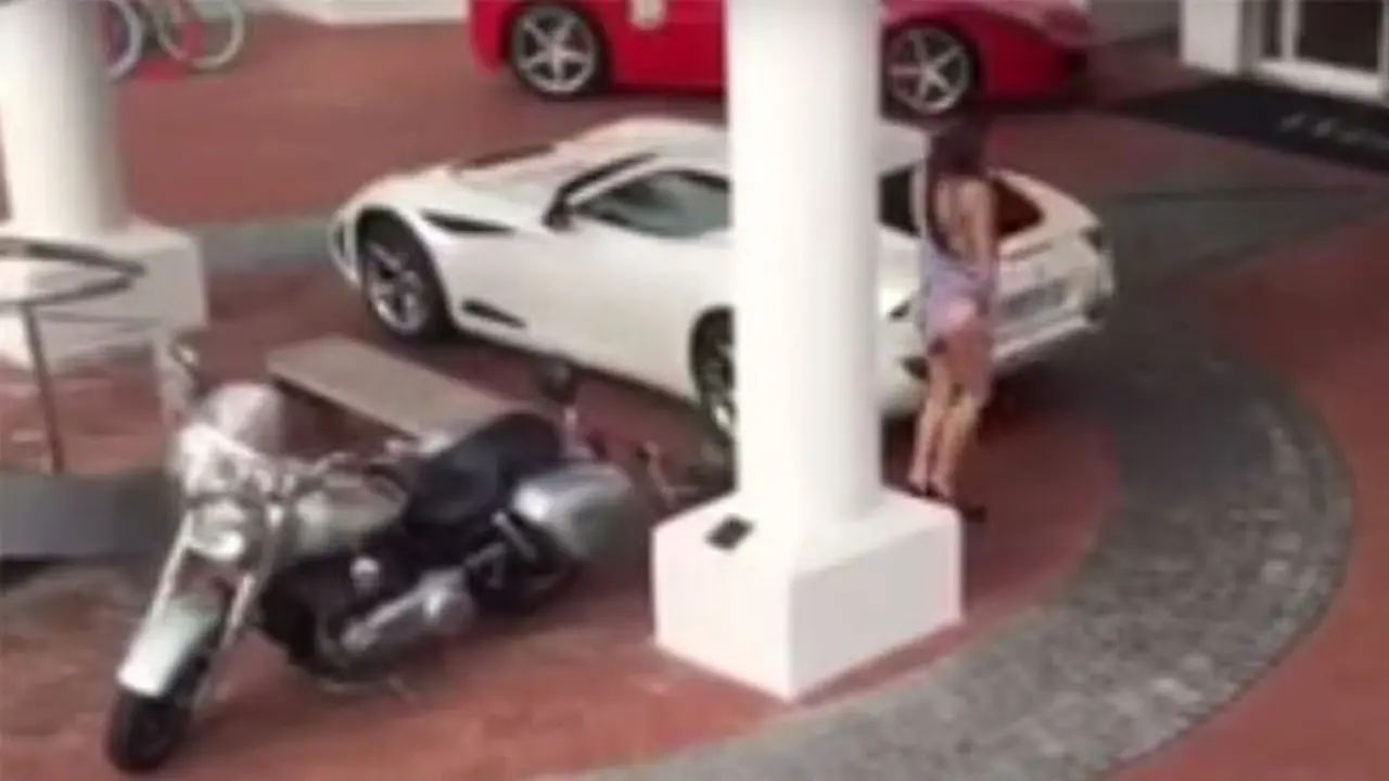 Wanita Takut Dekat-dekat Supercar? Mungkin Ini Alasannya