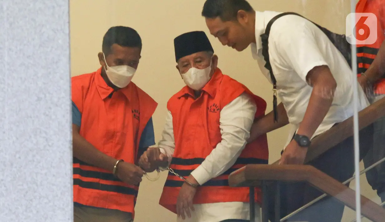 KPK menetapkan Gubernur Maluku Utara Abdul Gani Kasuba sebagai tersangka kasus dugaan suap pengadaan proyek dan jual beli jabaan di Pemerintah Provinsi (Pemprov) Maluku Utara. (Liputan6.com/Herman Zakharia)