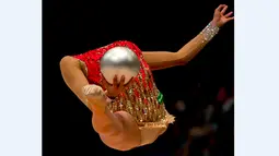 Pesenam Rusia, Margarita Mamun, saat beraksi di nomor final individu dalam turnamen the 4th Hungarian Rhythmic Gymnastics World Cup di Budapest, Hungaria. (9/8/2015). (EPA/MTI/Tibor Illyes)