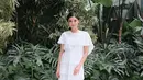 Kamu bisa sontek penampilan manis Naysila Mirdad kenakan midi dress dengan detail cape. (Instagram/naymirdad).