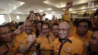 Plt Ketua Umum Partai Hanura Marsekal Madya (Purn) Daryatmo mendapat ucapan selamat seusai terpilih secara aklamasi pada Musyawarah Nasional Luar Biasa (Munaslub) di Kantor DPP Partai Hanura, Cipayung, Jakarta, Kamis (18/1). (Liputan6.com/Johan Tallo)