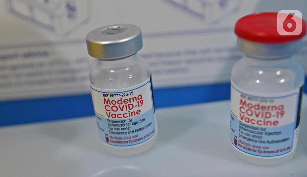 Botol vaksin covid-19 moderna di RSUD Pasar Minggu, Jakarta, Selasa (25/8/2021). Layanan vaksin Moderna di Jakarta diberikan untuk masyarakat yang tidak bisa menggunakan vaksin AstraZenecca dan Sinovac berdasarkan surat keterangan dari fasilitas kesehatan. (Liputan6.com/Herman Zakharia)