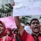 Puluhan mantan karyawan 7-Eleven (Sevel) menggelar demonstrasi di kawasan Matraman, Jakarta, Selasa (26/9). Para demonstran meneriakan tuntutannya sembarih memapangkan spanduk bertuliskan tuntutan-tuntutannya. (Liputan6.com/Faizal Fanani)